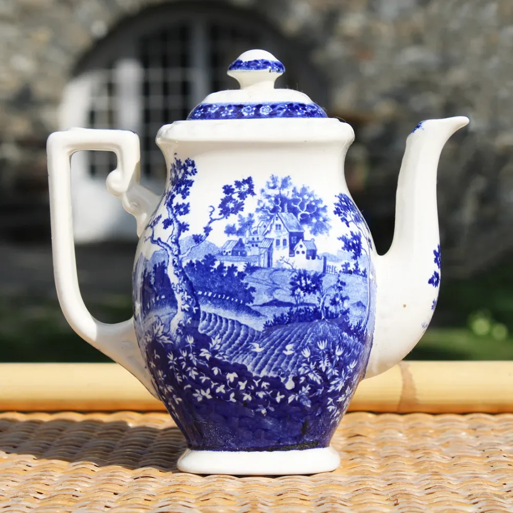 Ancienne mini verseuse / cafetière 14.5 cm en faïence de Villeroy & Boch modèle Rusticana