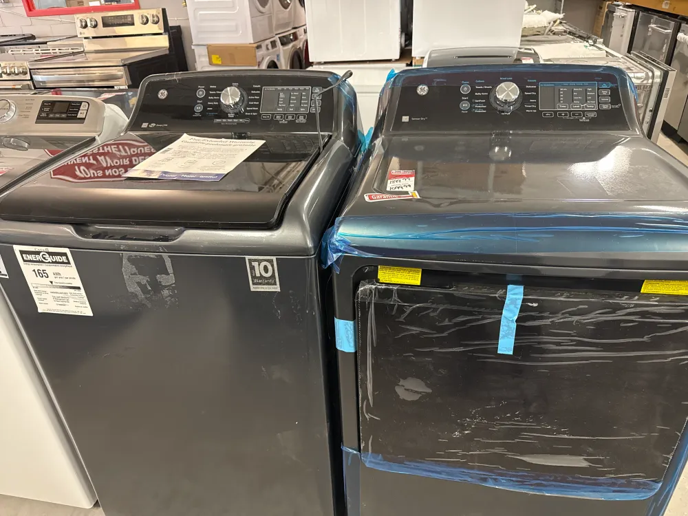 GE Laveuse à chargement par le haut 5,3 pi³ et sécheuse électrique 7,4 pi³ avec cycle SaniFreshMC gris diamant GTW690BMRDG...