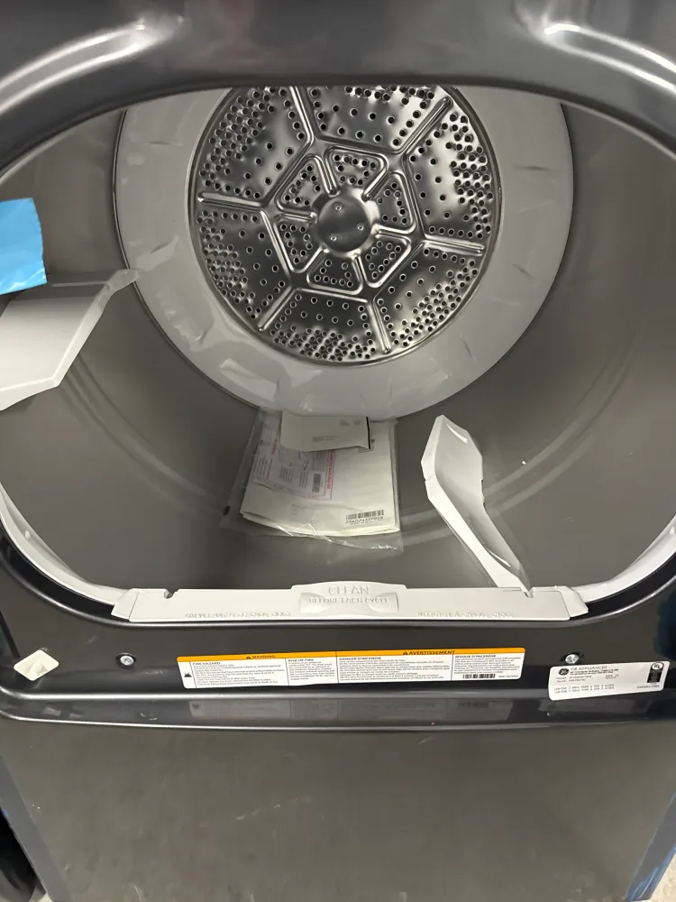 GE Laveuse à chargement par le haut 5,3 pi³ et sécheuse électrique 7,4 pi³ avec cycle SaniFreshMC gris diamant GTW690BMRDG...