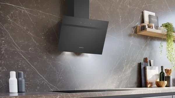 iQ100, Hotte murale, 60 cm, Noir avec finition en verre SIEMENS LC65KDK60