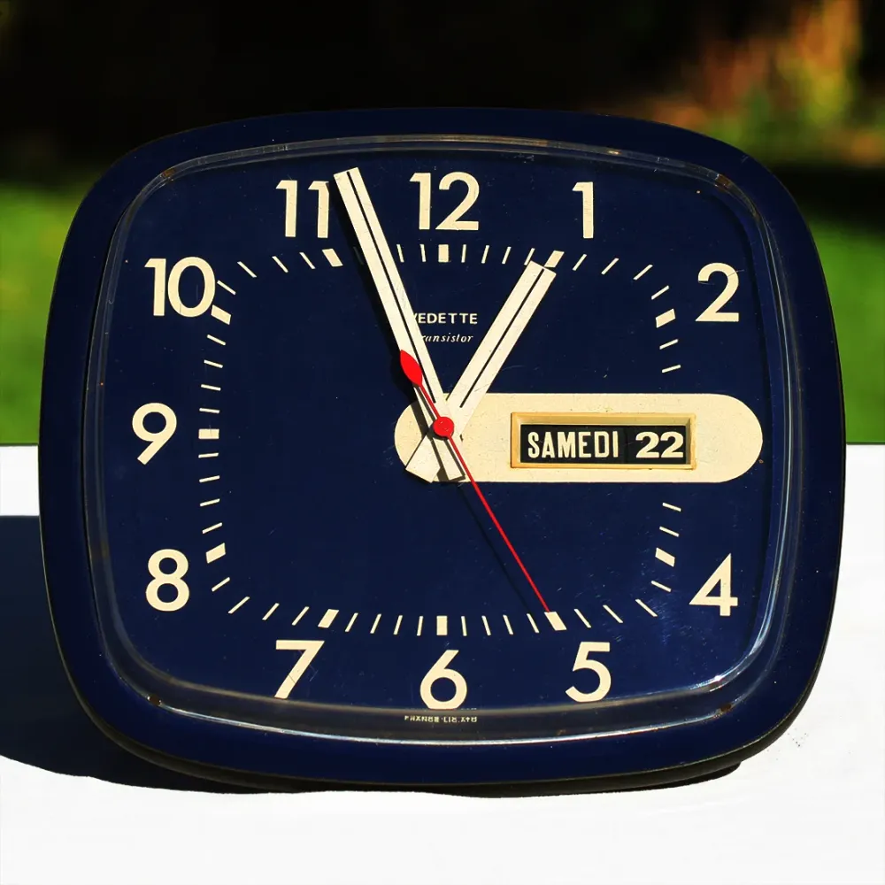 Pendule murale / horloge vintage Vedette en formica bleu marine