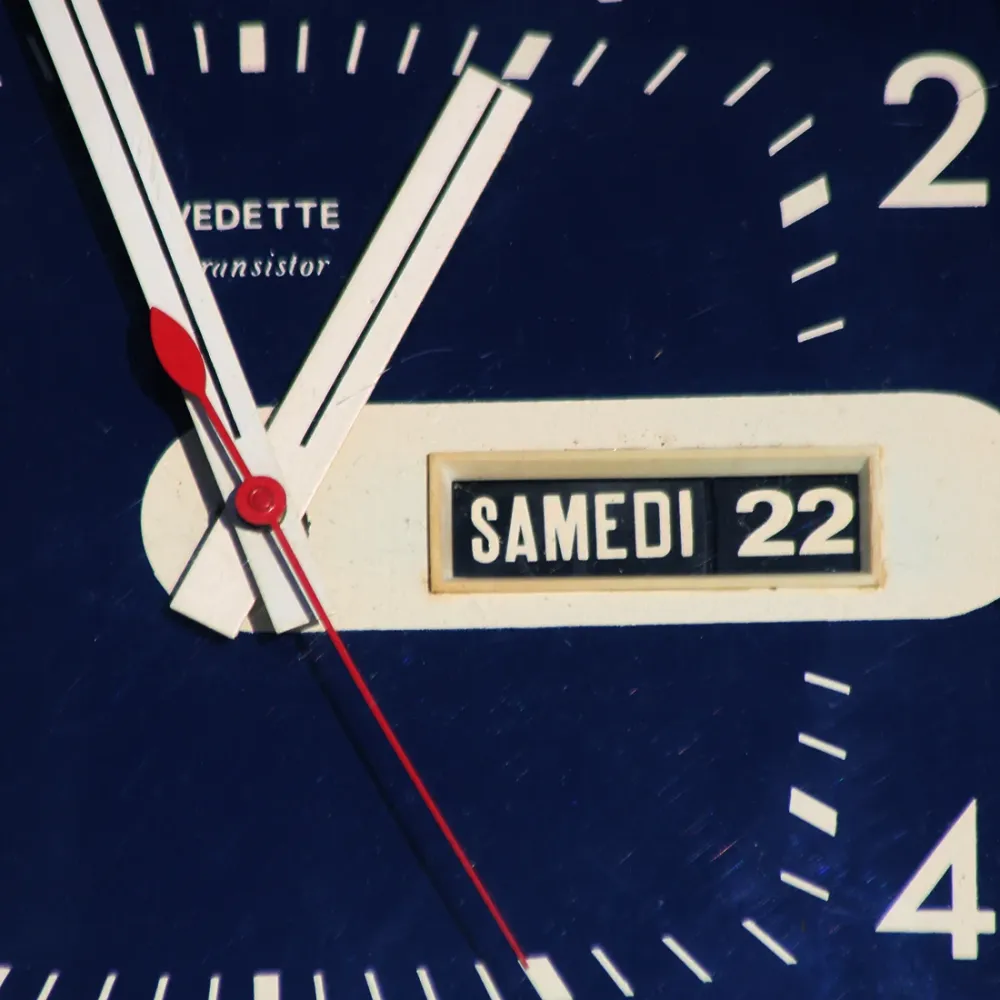 Pendule murale / horloge vintage Vedette en formica bleu marine
