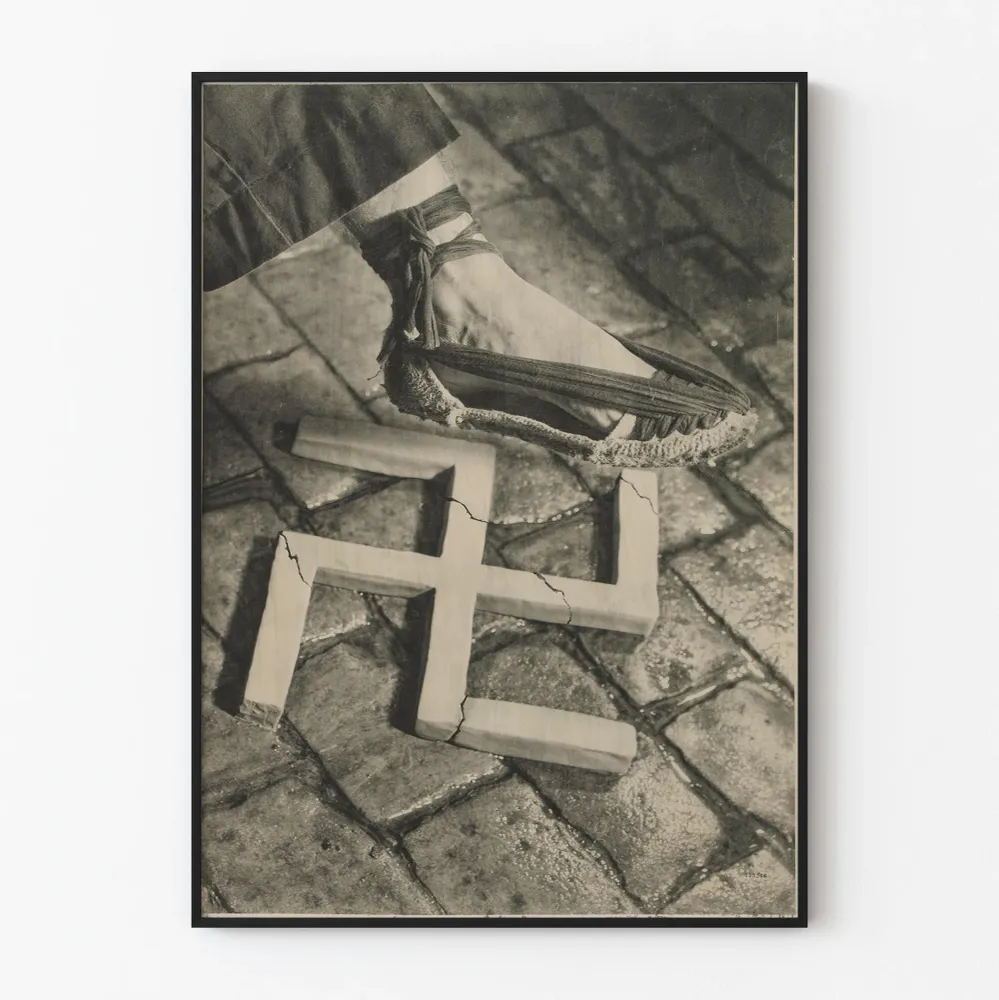 Affiche vintage Espadrille écrasant une croix gammée