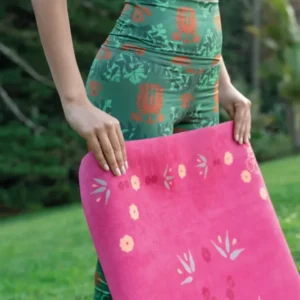 Tapis Voyage Tierra Fuchsia Alma lua : tapis, vêtements et accessoires de yoga fleuris et colorés