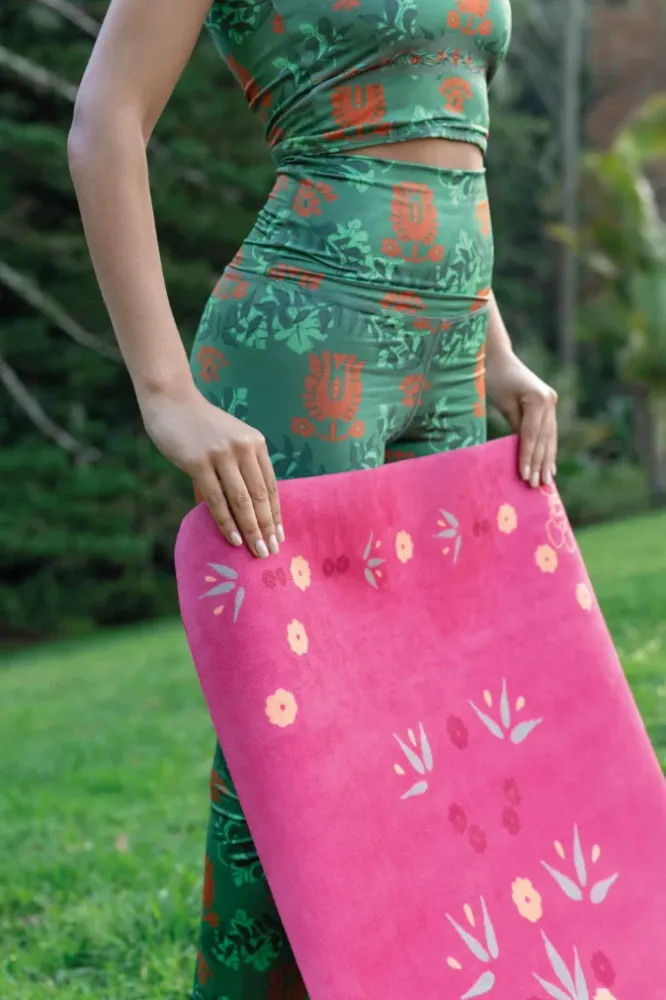 Tapis Voyage Tierra Fuchsia Alma lua : tapis, vêtements et accessoires de yoga fleuris et colorés