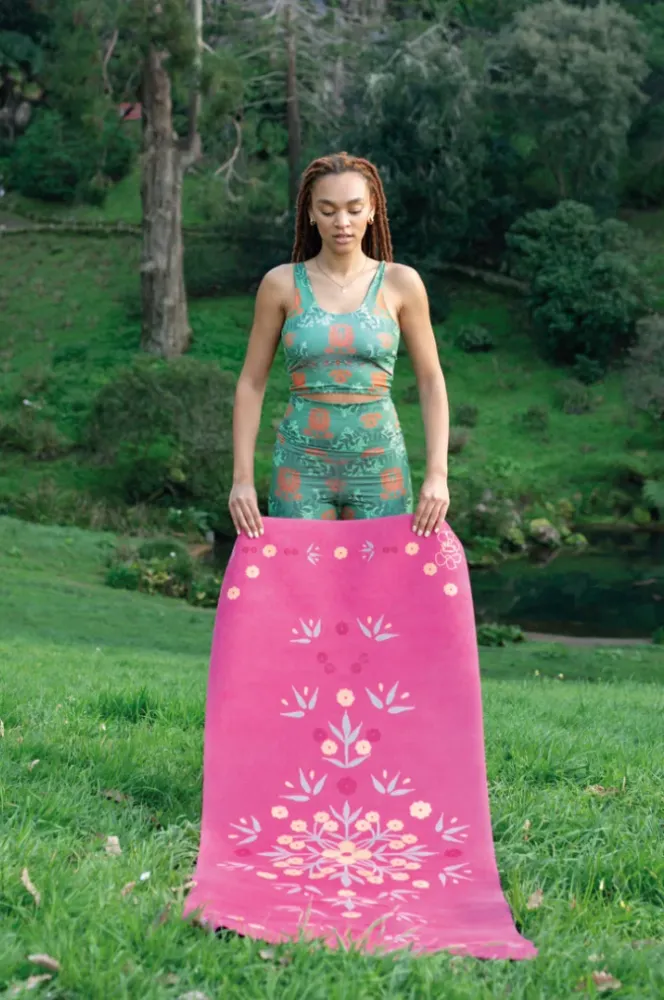 Tapis Voyage Tierra Fuchsia Alma lua : tapis, vêtements et accessoires de yoga fleuris et colorés