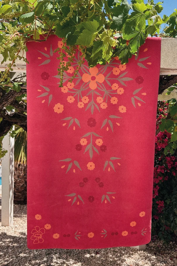 Tapis Voyage Tierra Fuchsia Alma lua : tapis, vêtements et accessoires de yoga fleuris et colorés