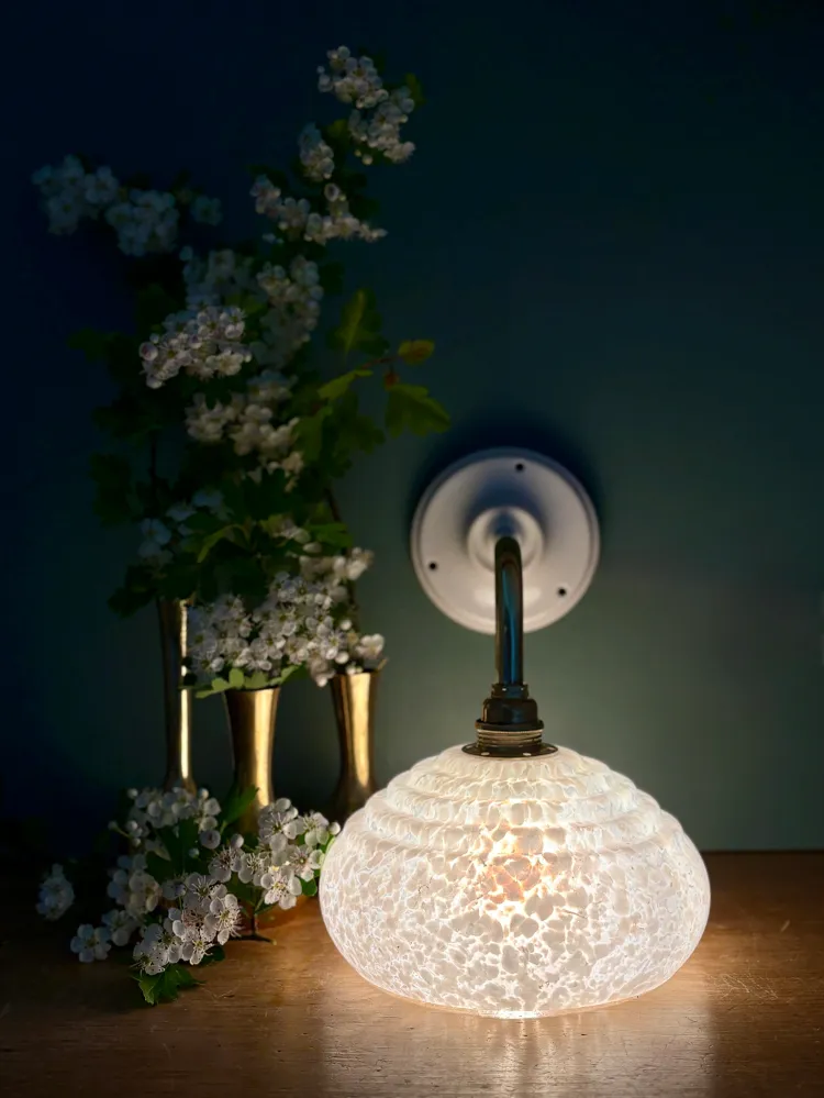 Applique coudée abat-jour vintage en verre de Clichy blanc (BET1)