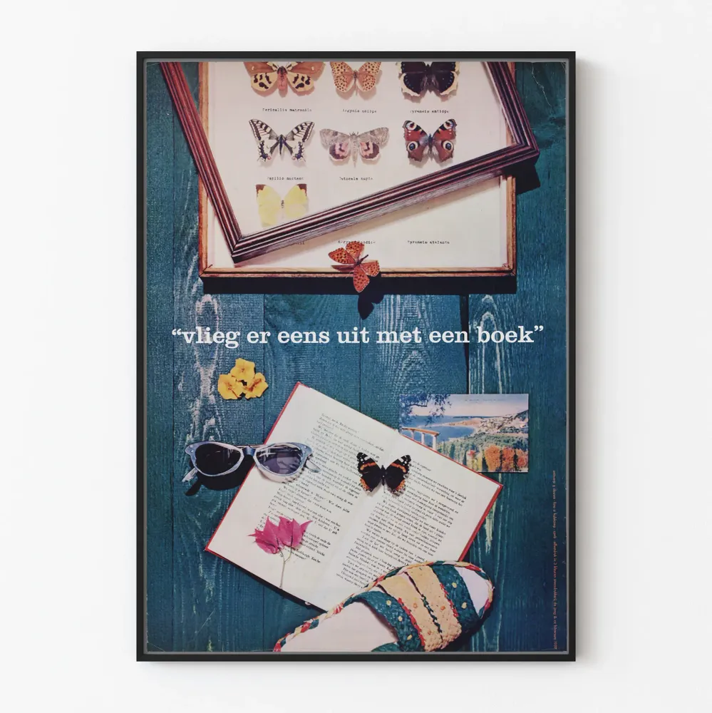 Affiche décorative papillons et livre sur fond bois bleu Artem Legrand
