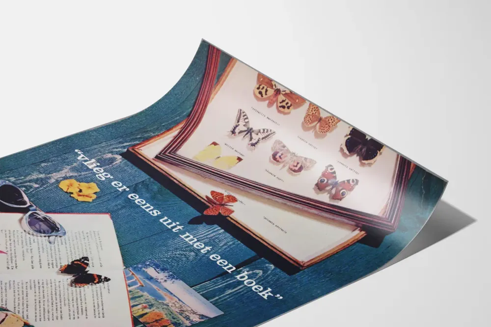 Affiche décorative papillons et livre sur fond bois bleu Artem Legrand