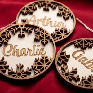 Boule de Noël personnalisée en bois – Prénom bébé premier Noël Atelier Alphonsine