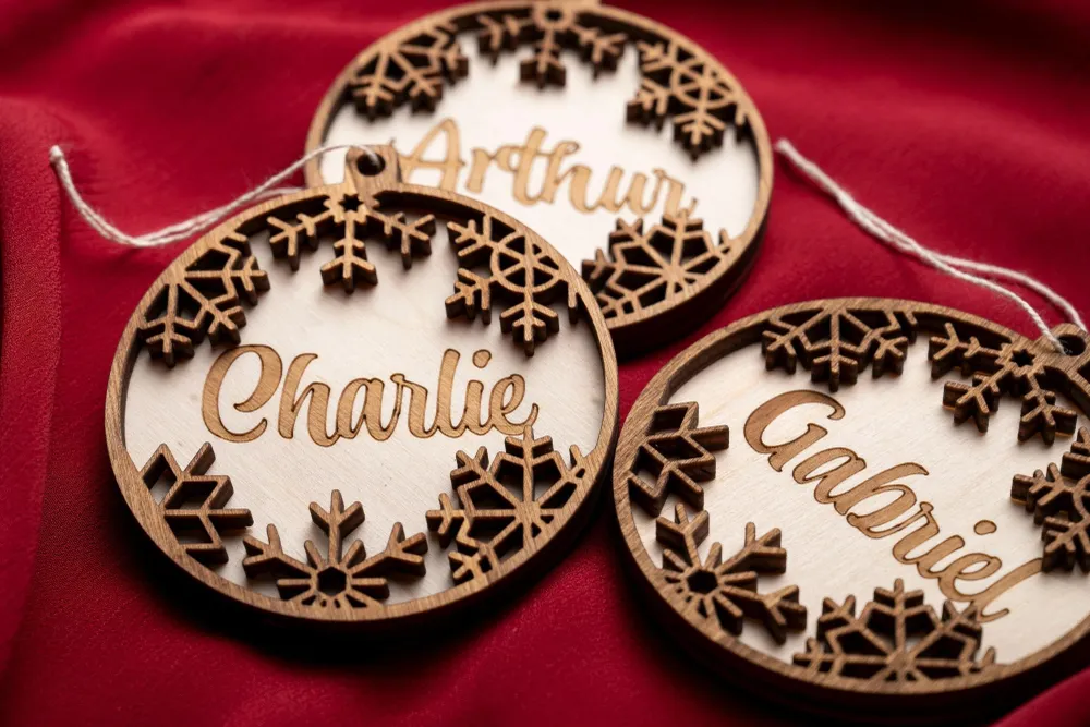 Boule de Noël personnalisée en bois – Prénom bébé premier Noël Atelier Alphonsine