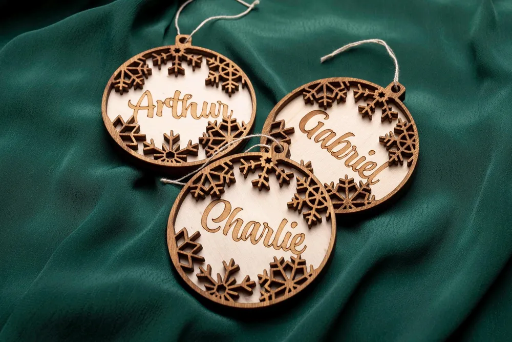 Boule de Noël personnalisée en bois – Prénom bébé premier Noël Atelier Alphonsine