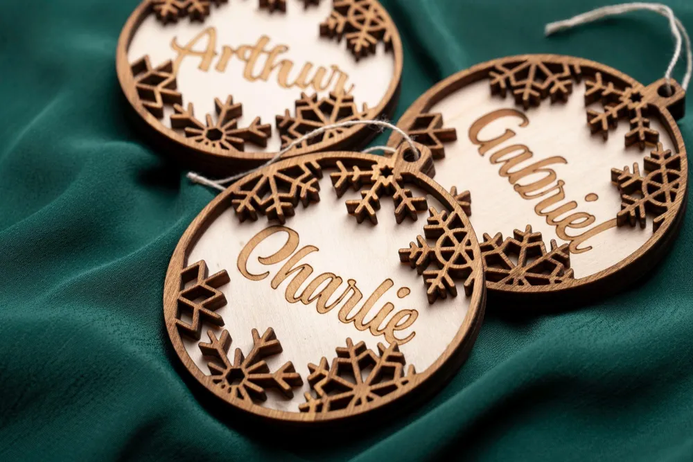 Boule de Noël personnalisée en bois – Prénom bébé premier Noël Atelier Alphonsine