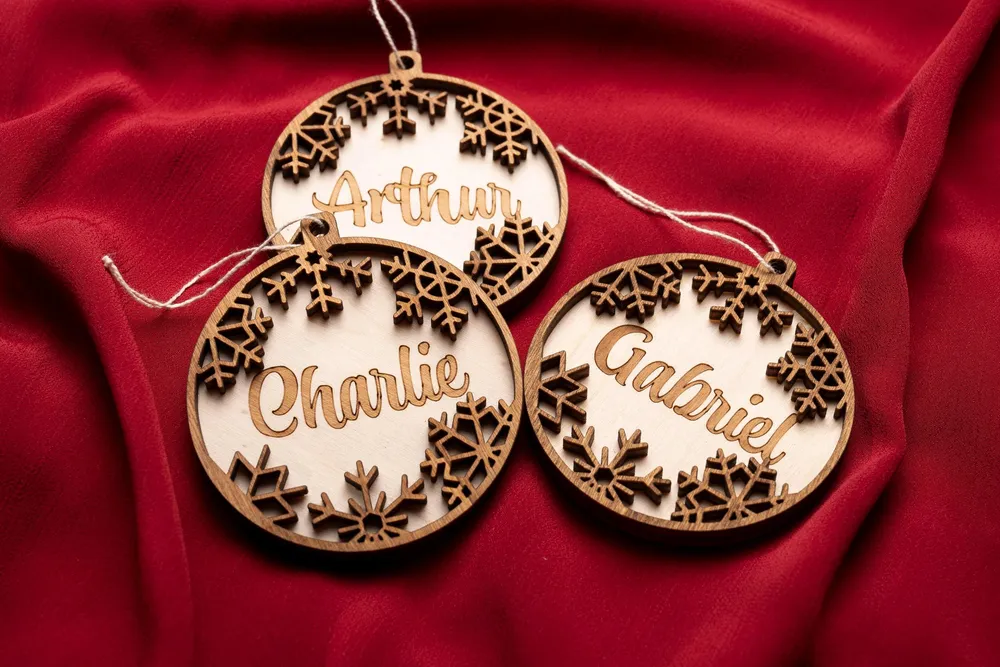 Boule de Noël personnalisée en bois – Prénom bébé premier Noël Atelier Alphonsine