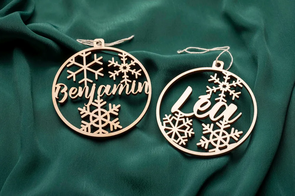 Boule de Noël personnalisée en bois – Prénom – Premier Noël bébé Atelier Alphonsine