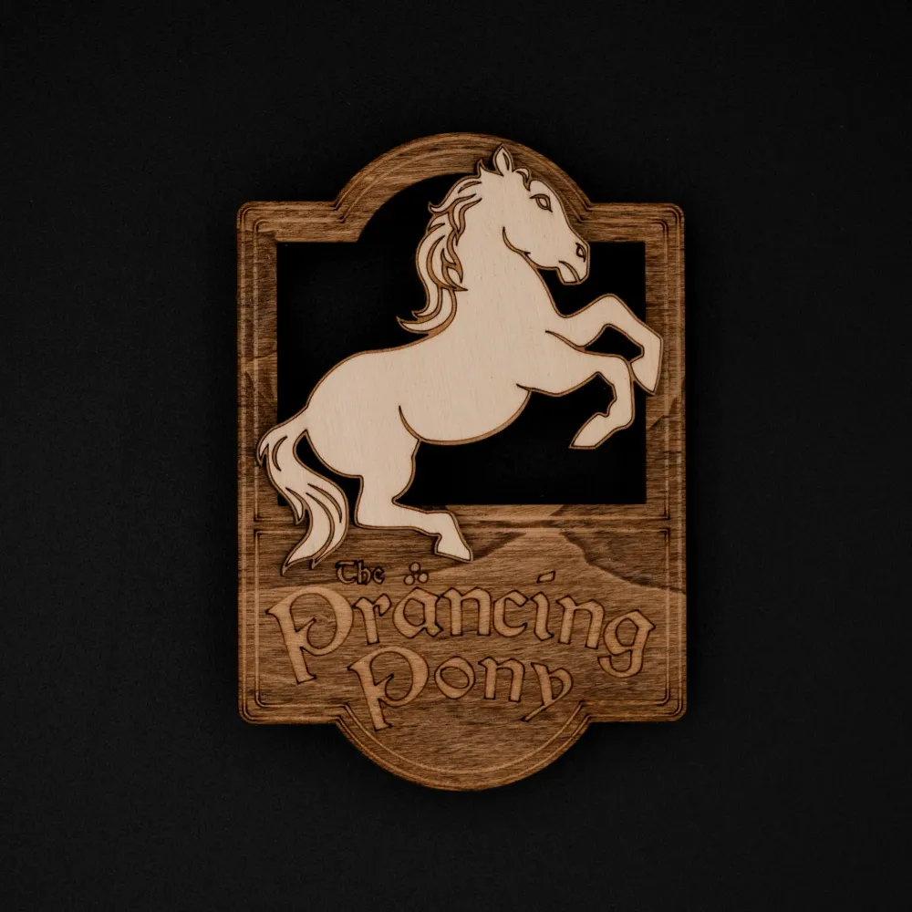 Enseigne miniature de taverne “Prancing Pony” en bois – Décoration murale fantasy Atelier Alphonsine