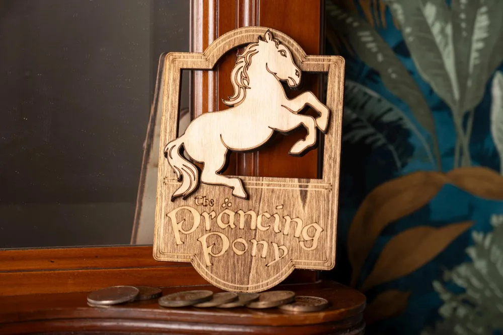 Enseigne miniature de taverne “Prancing Pony” en bois – Décoration murale fantasy Atelier Alphonsine