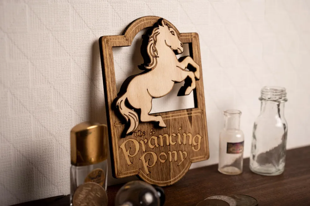 Enseigne miniature de taverne “Prancing Pony” en bois – Décoration murale fantasy Atelier Alphonsine