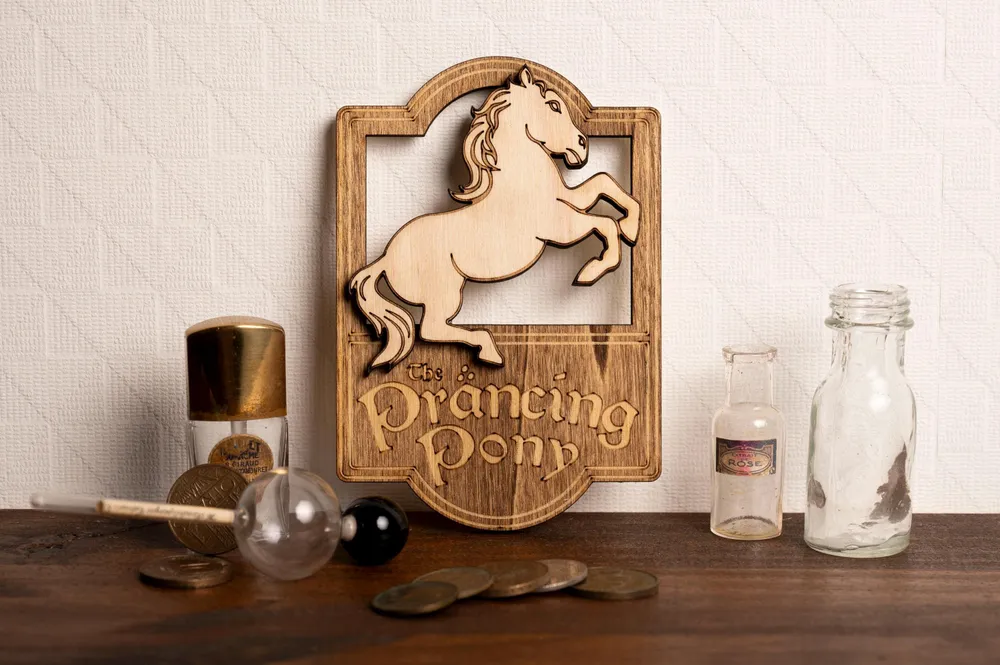 Enseigne miniature de taverne “Prancing Pony” en bois – Décoration murale fantasy Atelier Alphonsine
