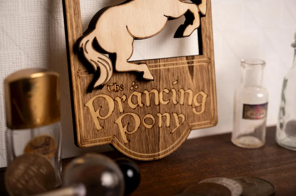 Enseigne miniature de taverne “Prancing Pony” en bois – Décoration murale fantasy Atelier Alphonsine