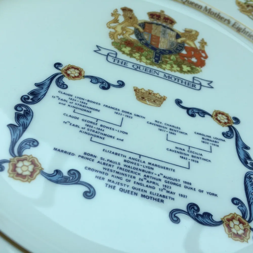 Aynsley « Assiettes décoratives » – Assiette du 80e anniversaire de la reine mère (en boîte) Aynsley China