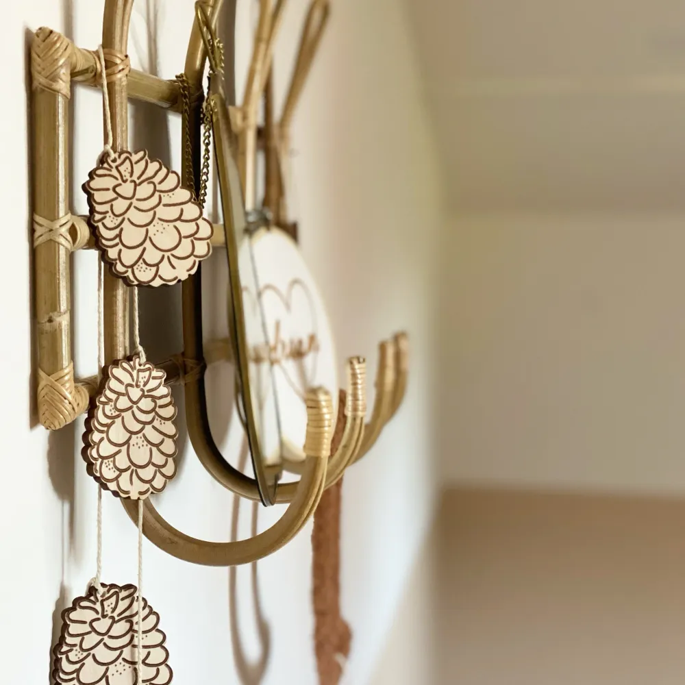 Guirlande pommes de pin en bois Birth Atelier
