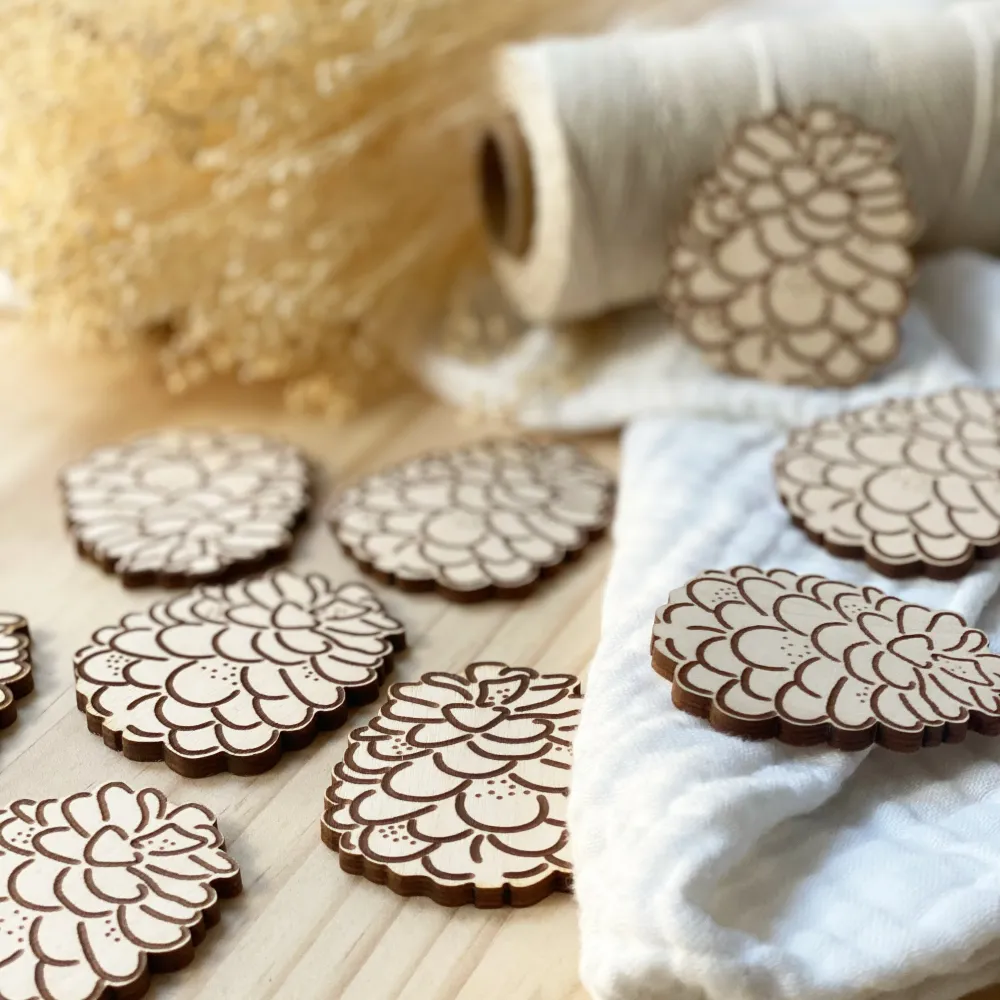 Guirlande pommes de pin en bois Birth Atelier