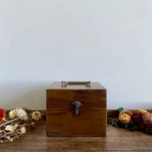 Boite en bois avec anse et fermeture à double accroche