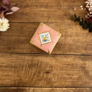 Boite carrée en porcelaine rose décorée main années 50