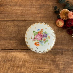 Bonbonniere blanche et dorée avec fleurs