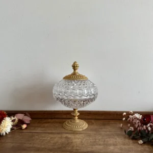 Bonbonnière en verre taillé sur pied cerclée de métal perlé doré