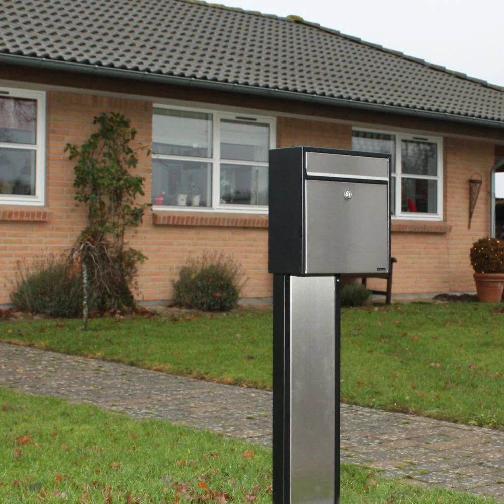 Boîte aux lettres Allux 250 noire avec façade en acier inoxydable