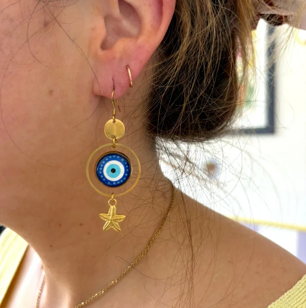 Boucles d'oreilles asymétriques oeil de turquie et coquillage finition dorée