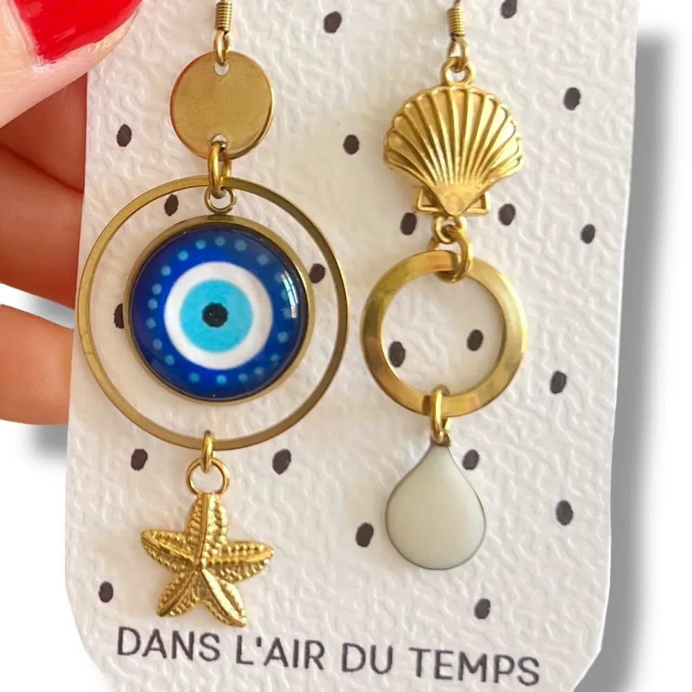 Boucles d'oreilles asymétriques oeil de turquie et coquillage finition dorée