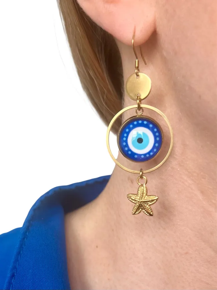 Boucles d'oreilles asymétriques oeil de turquie et coquillage finition dorée