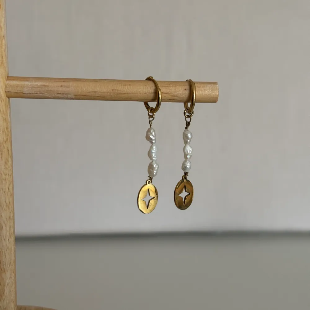 Boucles Kos – Fil de perles & étoile dorée