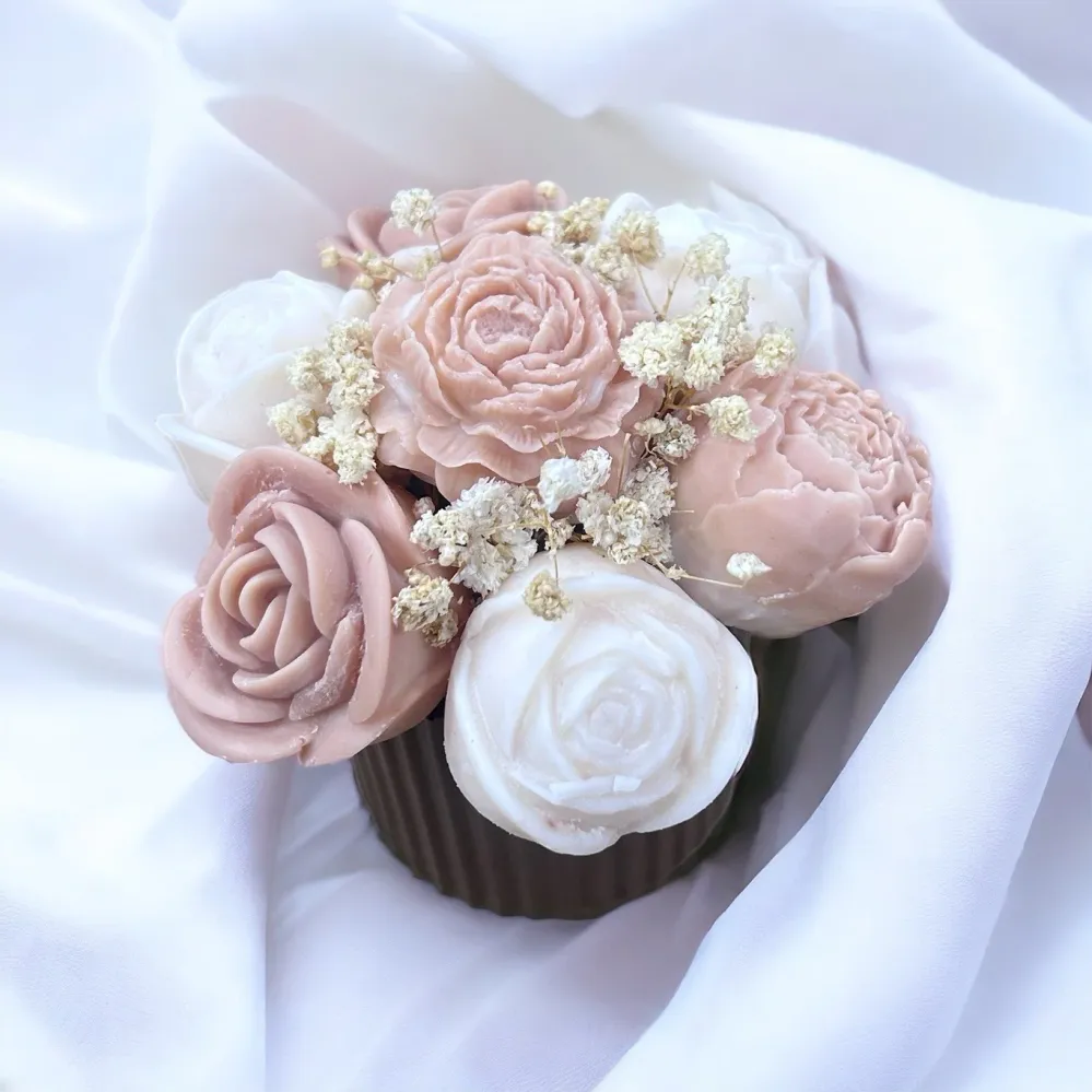 BOUQUET DE FLEURS EN FONDANTS PARFUMES VASE MARRON