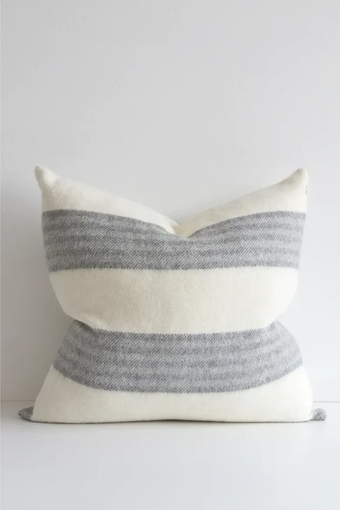 Linen Way | Oreiller en laine Brooklyn - blanc cassé et gris boutiquetozzi
