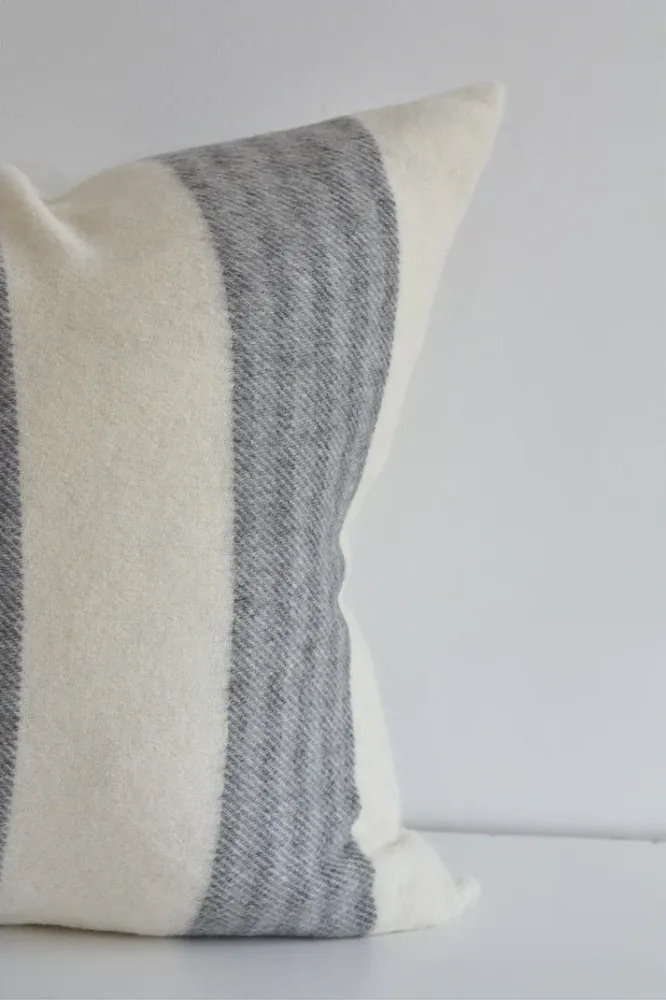 Linen Way | Oreiller en laine Brooklyn - blanc cassé et gris boutiquetozzi