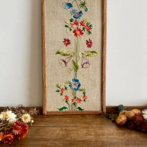 Broderie encadrée fleurs multicolores cadre rectangulaire