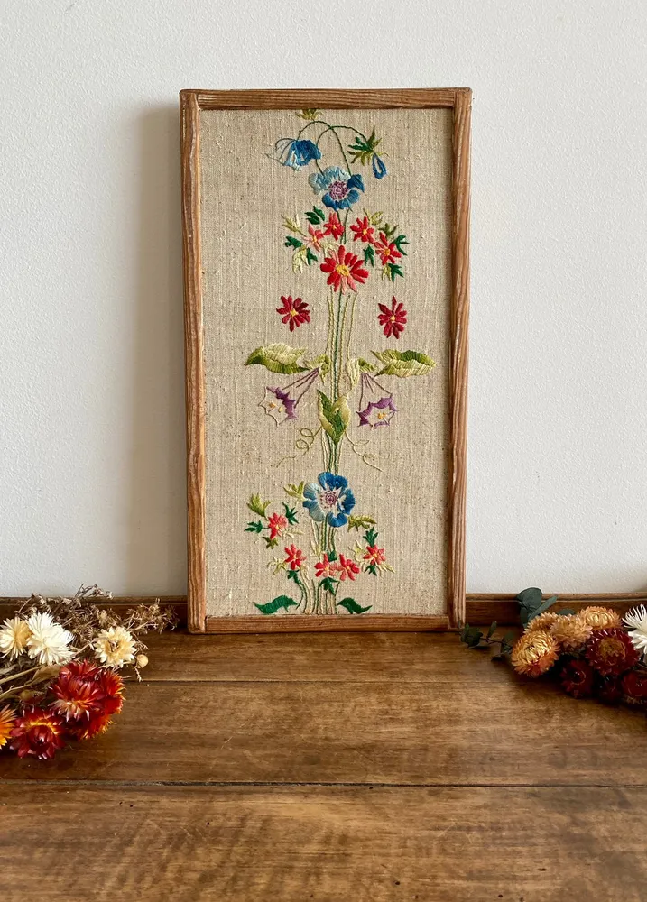 Broderie encadrée fleurs multicolores cadre rectangulaire