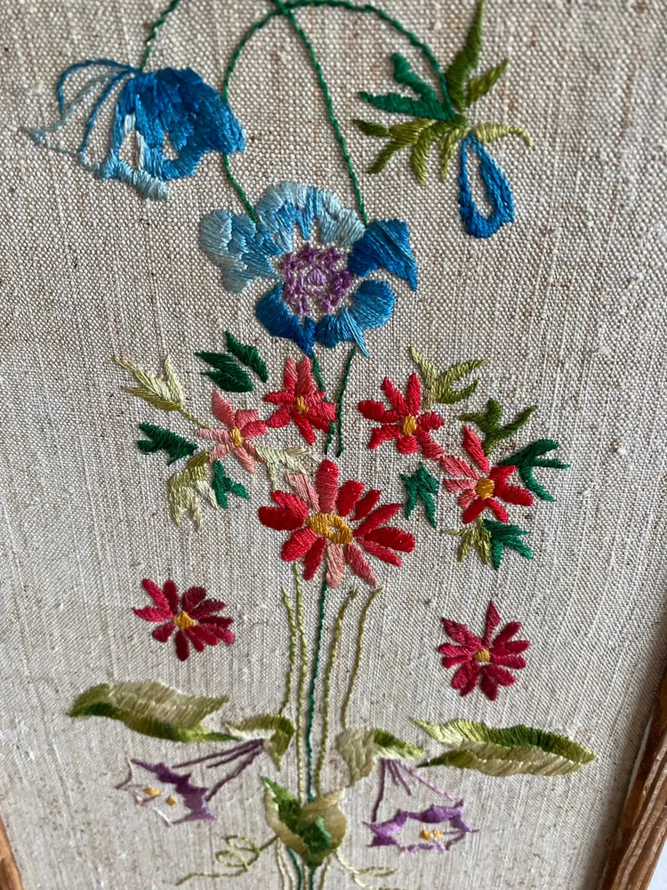 Broderie encadrée fleurs multicolores cadre rectangulaire