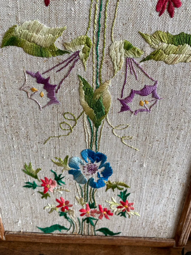 Broderie encadrée fleurs multicolores cadre rectangulaire