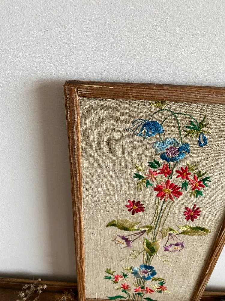 Broderie encadrée fleurs multicolores cadre rectangulaire