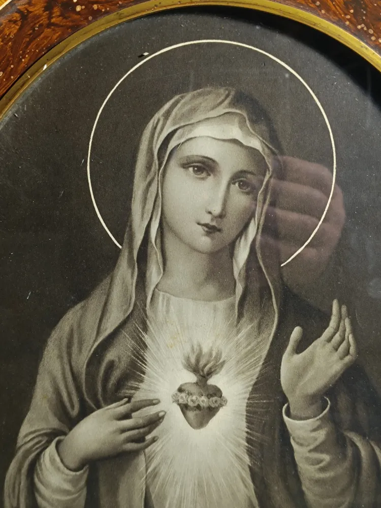 Cadre ancien, en bois et plâtre, avec une photo ancienne, Marie le Coeur-Sacré.