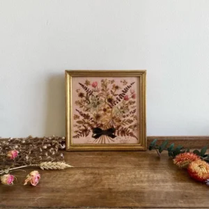 Cadre en bois doré avec ses fleurs séchées