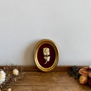 Cadre doré fond velours rose sculptée en résine