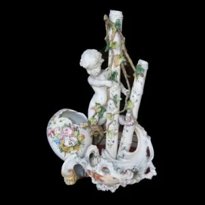 Centre de table en porcelaine avec chérubin