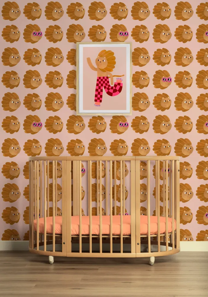 Échantillon de papier peint Meet me at Wall - Têtes de lion - Rose pâle - Aniek Bartels